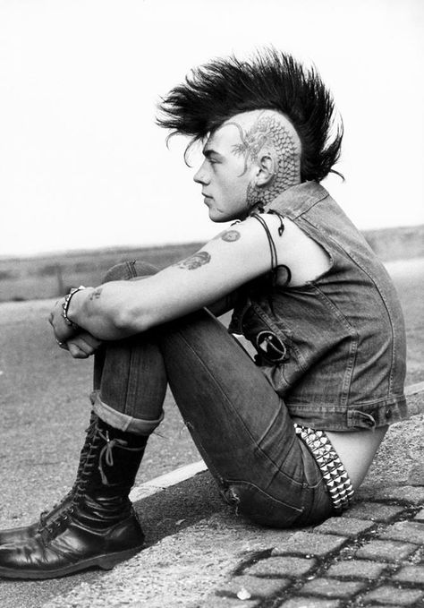 If i had,maybe I would have. Life is full of if's and but's. 1970s Punk, Punk Guys, Mohawk Hair, Chica Punk, Punk Boy, 70s Punk, 80s Punk, Punk Culture, Mohawks