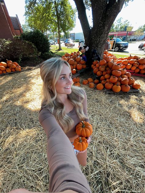 Thanksgiving Photo Ideas, Pictures To Take At A Pumpkin Patch, Fall Pumpkin Pictures, Thanksgiving Picture Ideas, Thanksgiving Instagram Post, Fall Aesthetic Instagram Feed, Cute Pumpkin Patch Poses, Aesthetic Pumpkin Patch Pictures, Fall Instagram Pictures Pumpkin Patch