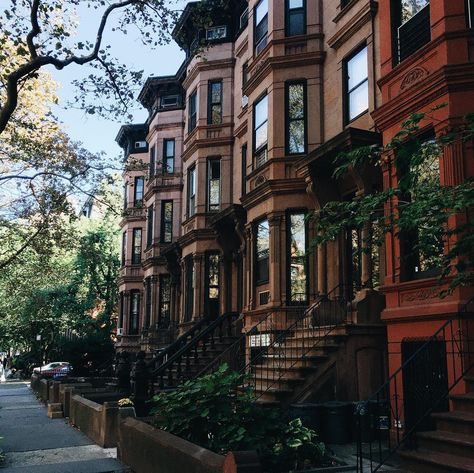 Nyc Brownstone, Brownstone Homes, New York Brownstone, Brooklyn House, Brooklyn Brownstone, Dark Modern, Brooklyn Apartment, Nyc Real Estate, Autumn In New York