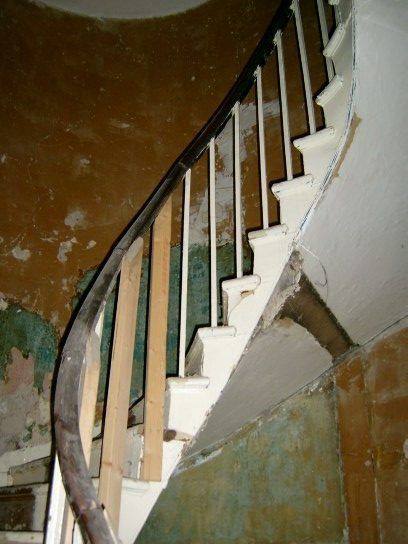 Georgian House image of staircase before restoration Georgian Stairs, Georgian Hallway, Georgian Staircase, Painted Banister, 1900s House, Victorian Woodwork, Victorian Staircase, Turret Room, Staircase Lighting Ideas