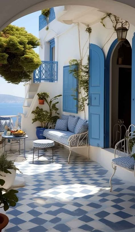 Greek Summer House, Greek Patio, Greek Houses Exterior, Mediterranean Patio Ideas, Greek House Interior, Greek Style Home, Greek Homes, Greek Garden, Santorini House