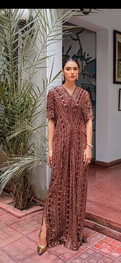 This red kaftan is ideal for barat bridesmaid Kaftan Dress Modern Party Wear, Kaftan Party Wear, Kaftan Designs Pakistani, Pakistani Kaftan Designs, Bridesmaid Dresses Pakistani, Kaftans Dresses Modern, Party Wear Kaftan Dress, Pakistani Kaftan, Kaftan Dress Modern