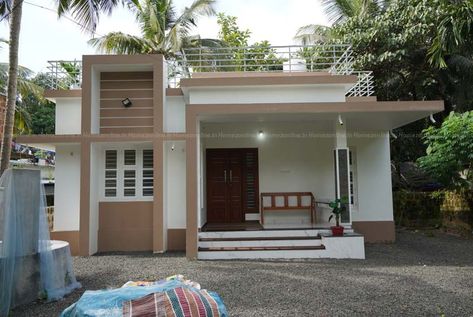 Today we come up with a beautiful small budget house built for 17 lakh. This home is situated near Tirur at Kerala. Exterior look of the home is made elegant with traditional works.It is a box style flat roof home design. Simply attractive exterior works are done here. Let us check the exterior look. Small House Videos, Small House Design Kerala, Indian House Design, Budget House Plans, Single Floor House Design, Small House Elevation, Small House Front Design, Modern Small House Design, Kerala House Design