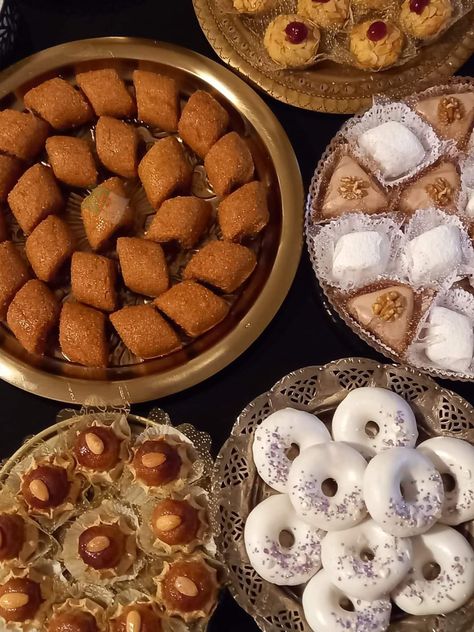 Algerian traditional sweet in the Eid 🇩🇿✨ An Algerian table with all kinds of Algerian sweets Algerian Recipes, Essen, Lebanese Breakfast, Algerian Sweets, حلويات عربية, Middle East Food, Funny Airport Signs, Eid Food, Airport Signs