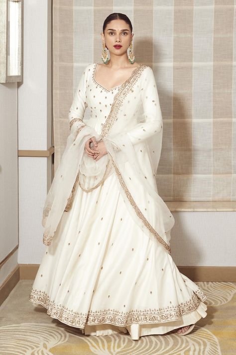 White Anarkali Yellow Dupatta, Full Anarkali Suits, White Net Anarkali Dress, Cream Anarkali Suits, Jigar Mali Anarkali, Elegant Anarkali Suits, Off White Anarkali Dress, Durga Puja Dress Ideas, Offwhite Anarkali Churidar