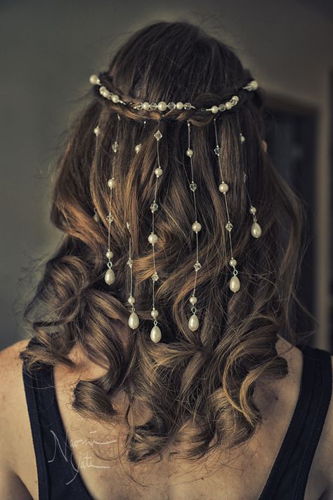 Unique Hair Jewelry, Hair Jwellary Braids, Gem Stone Hairstyle, Hair Chain Accessories, Bridal Hair Styles For Medium Length, Hair Bead Accessories, Hairstyles With Jewels Accessories, Beaded Hair Braids, Hair Jwellary