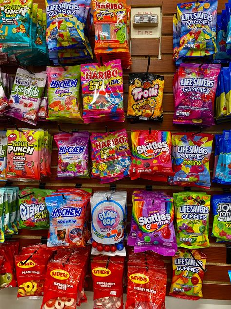 The campus convenience store Convenience Store Snacks, 90s Candy, Candy Salad, American Drinks, Free Mail, Boys Game Room, 2010s Aesthetic, Diy Storage Shelves, Store Snacks