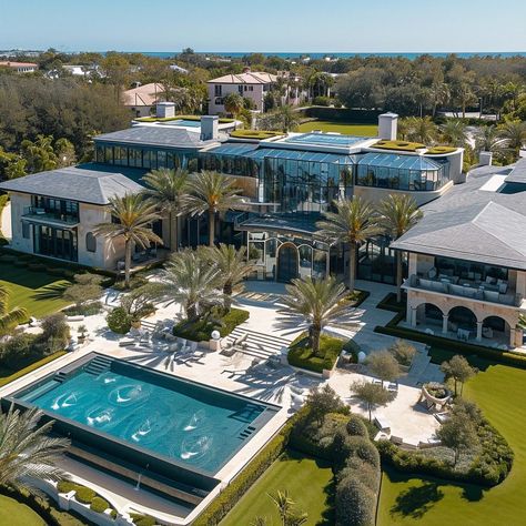 Inside Tom Brady and Gisele Bündchen's Sustainable Clearwater Home Homes Luxury, Pool Mansion, Tour Design, Luxury House Interior, Luxury Home Design, Celebrity Homes, The One Bel Air Mansion Interior, Futuristic Mansion, Mansion By The Sea