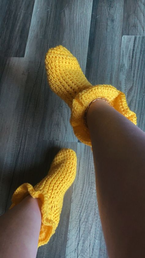 Crochet socks with ruffles! One size fits most Pattern creator: CozyCreativeCrochets Crochet Patterns Outfits, Ombre Crochet Projects, Red And Yellow Crochet, Crochet Ruffle Socks Free Pattern, Crochet Ruffle Socks, Fun Easy Crochet Projects, Crochet Inspiration Ideas Projects, Crochet Patterns Socks, Winter Crochet Clothes