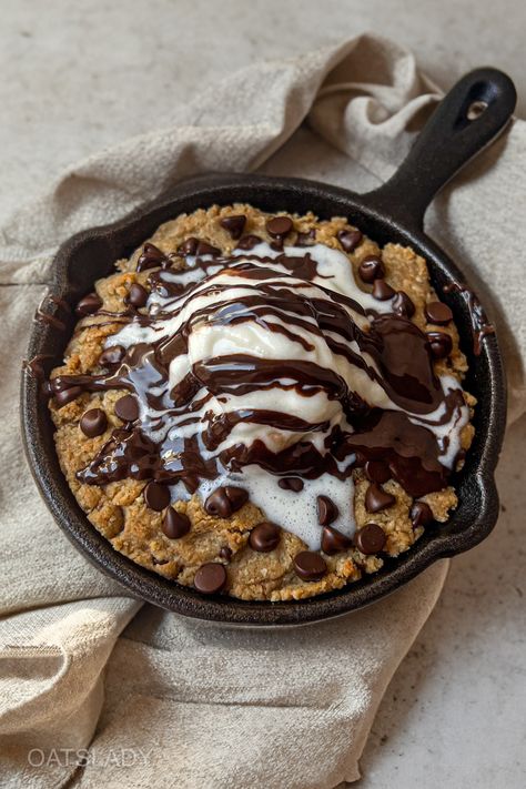 This Chocolate Chip Skillet Cookie is made with wholesome ingredients. No butter, no eggs and no granulated sugar is needed. It's absolutely a dream and you should definitely give it a try! Comfy Cafe, Chocolate Chip Skillet Cookie, Skillet Cookies, Cookie Skillet, Eggless Cookies, Skillet Chocolate Chip Cookie, No Egg Cookies, Skillet Cookie, Fit Foodie