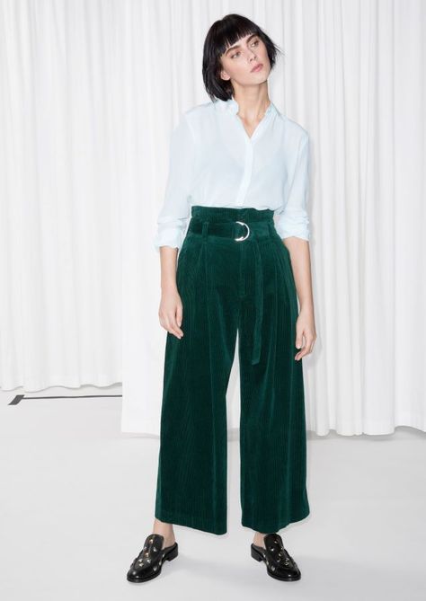 White Linen Pants Outfit, Corduroy Pants Outfit, Mode Boho, Corduroy Trousers, Clothing Online Shop, Wear Green, Fashion Victim, Fashion Story, Pair Of Pants