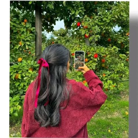 Asthetic Girls Pick For Dp, Cute Apple Picking Photos, Apple Picking Photo Ideas, Apple Picking Poses, Apple Girl Aesthetic, Apple Picking Pictures, Apple Picking Aesthetic, Apple Picking Photos, Picking Outfits