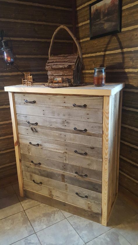 Pallet wood chest of drawers Pallet Dresser, Distressed Furniture Diy, Pallet Furniture Ideas, Repurpose Pallets, Pallet Chest, Wood Chest Of Drawers, Western Bedroom Decor, Easy Diy Ideas, Rustic Coffee Table