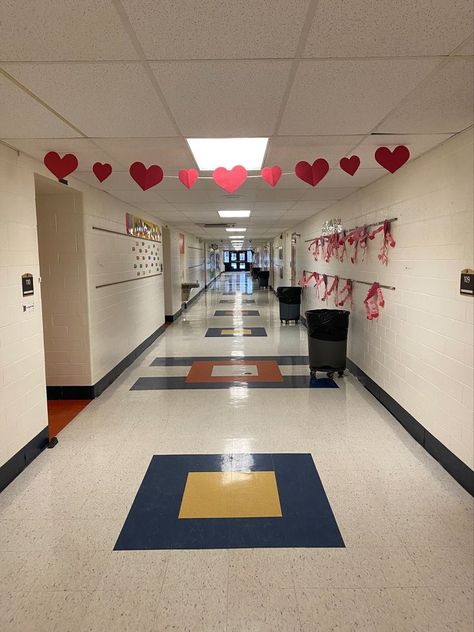 A string of paper hearts hanging across the hallway Valentine Dance Ideas School, School Dance Decorations, School Hallway Decorations, School Dance Themes, Valentine Backdrop, Hallway Decoration, School Valentines, Valentines Party Decor, Dance Decorations