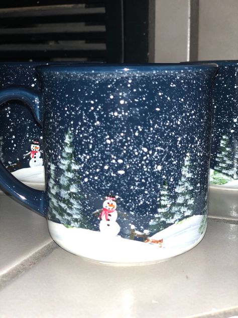 Original, one of a kind, hand-painted coffee mugs and serving tray. Four dark blue ceramic mugs painted with a quiet mountain snow scene. These mugs are painted with a food-safe glass paint that is baked onto the surface. They hold up to 11 oz. These mugs are dishwasher and microwave safe, but you may choose to hand wash to protect the paint longer. I have had similar mugs for 18 years that we put in the dishwasher, and the paint is still like new. These mugs would make a great gift for anyone w Hand Painted Ceramic Mugs, Paint Your Own Mug Ideas, Pottery Painting Christmas, Mugs Painted, Pottery Painting Ideas Easy, Diy Christmas Mugs, Clay Cafe, Snowy Cabin, Winter Mug