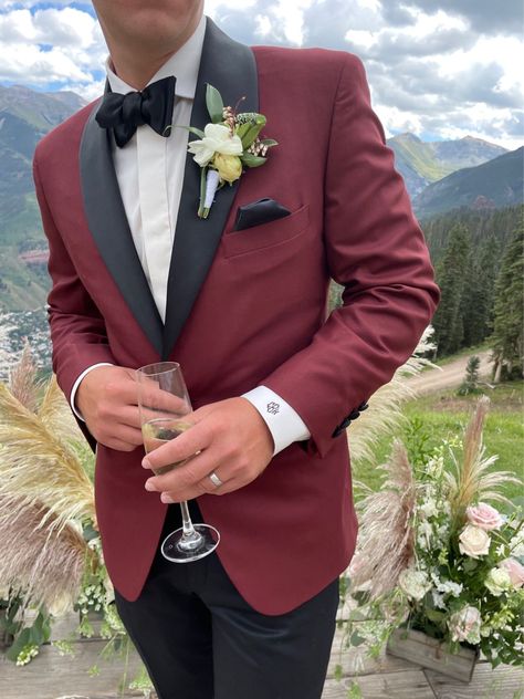 Suits Men Brown, Maroon Tuxedo, Bridesmaids Colors, Fall Groom, Suit Groomsmen, Maroon Suit, Suit Prom, Red Tuxedo, Wedding Tux