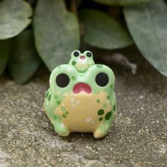 Cute Animal Clay Sculptures, Mini Clay Ideas Animals, Frog Clay Ideas, Polymer Clay Frog Tutorial, Polymer Clay Frogs, Cute Animals Clay, Animal Ceramics Ideas, Cute Clay Creatures, Easy Clay Ideas For Beginners