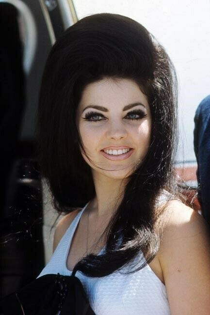 Priscilla Presley Hair, Priscilla Presley Style, Young Priscilla Presley, Elvis Presley Priscilla, Retro Makeup, Elvis And Priscilla, Priscilla Presley, Vintage Makeup, Christian Bale