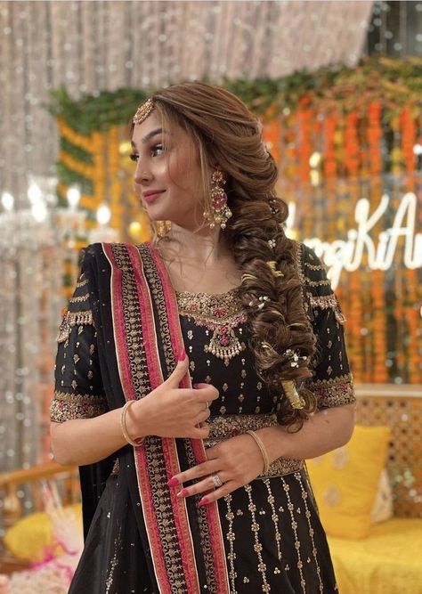 Hairstyles On Mehndi Function, Hairstyles Pakistani Wedding Party, Hairstyles For Mehndi Bride, Hair Styles On Gharara, Braid Hairstyles For Mehndi, Gotta Hairstyle, Hairstyle For Mehndi Bride, Pakistani Dress Hairstyle, Party Wear Hairstyles For Long Hair