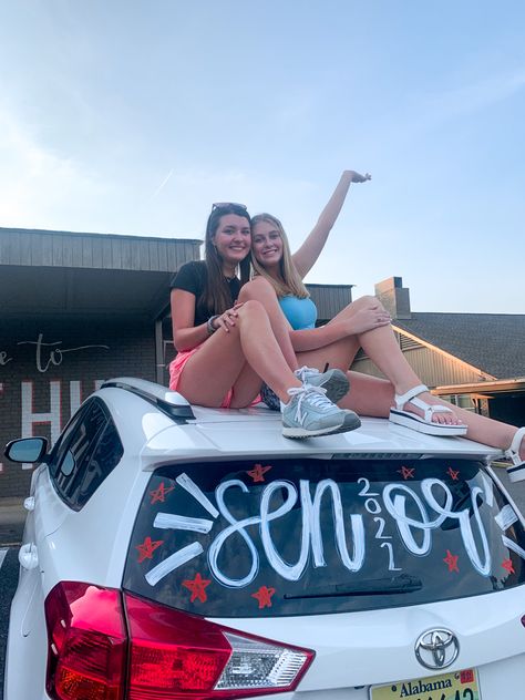 Senior Parade Posters, Senior Truck Decorations, Senior Back Window Ideas, Decorated Senior Cars, Senior Year Memory Ideas, Senior Car Ideas 2024, Senior Car Decorating 2023, Senior Car Marker Ideas, Senior Car Drawing Ideas