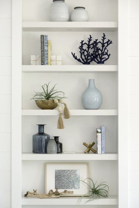 Shelf Styling — Emily Moss Designs Coastal Shelf Decor, Niche Decorating Ideas, Decor Vignettes, Little Shelf, Shelf Decor Living Room, Styling Shelves, Decorating Bookshelves, Bookcase Styling, Bookcase Decor