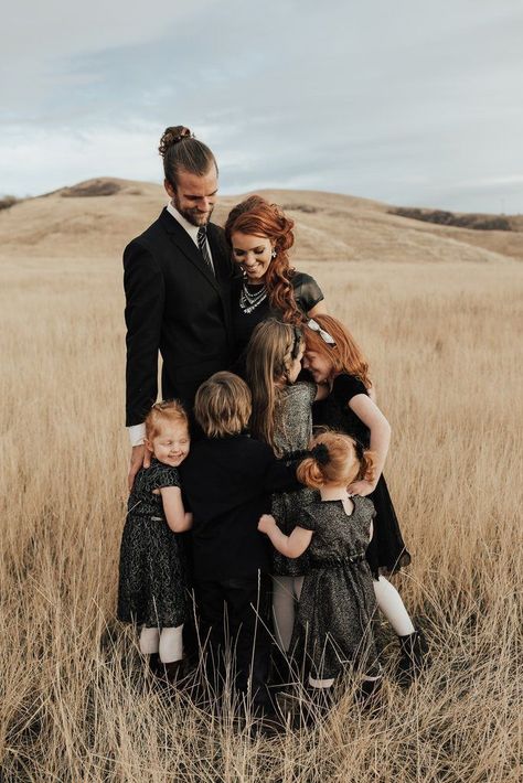 LOVE STORY: EMILY MEYERS OF @THEFRECKLEDFOX | Promptly Journals Autumn Family Photos, Freckled Fox, Fall Family Photo Outfits, Summer Family Photos, Family Photoshoot Outfits, Quoi Porter, Beautiful Love Stories, Foto Baby, Family Is Everything