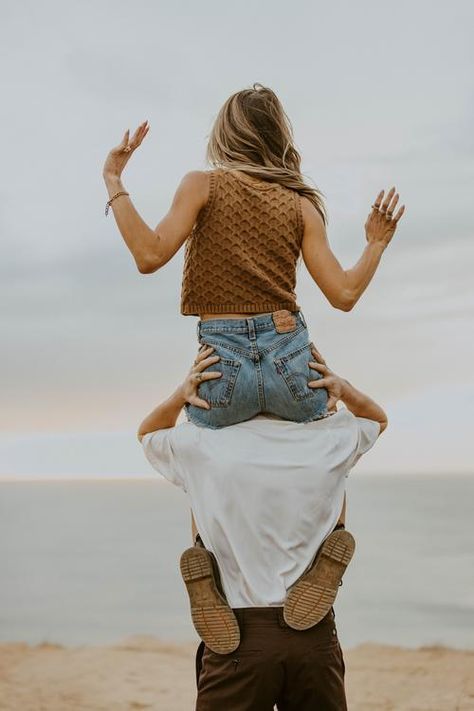 Coast Engagement Photos, Pre Wedding Praia, Sunset California, Couple Photoshoot Ideas, Couples Beach Photography, Lake Photoshoot, Photos Sunset, Couple Ideas, Beach Session