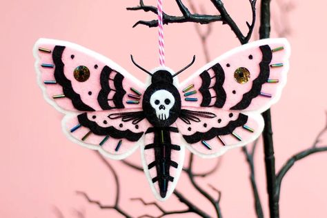 Spooky Felt Crafts, Halloween Felt Patterns Free Printable, Goth Felt Crafts, Halloween Felt Ornaments, Felt Ornaments Patterns Templates, No Sew Felt Crafts, Moth Ornament, Felt Moth, Felt Christmas Ornament Patterns