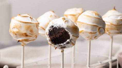 If you love the taste of s'mores but want to serve something a touch more sophisticated at your next gathering, make these perfectly toasty s'mores cake pops. S’mores Cake Pops, Cake Pops Recipe, Simple Sugar Syrup, Fudgy Cake, Campfire S'mores, Food Republic, Smores Cake, Cake Pop Stands, Chocolate Sponge Cake