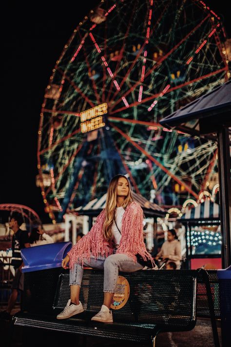 Amusement Park Photography Ideas, Amusement Park Photoshoot Ideas, Senior Carnival Photoshoot, State Fair Senior Pictures, Lunapark Photoshoot, Fair Photoshoot Ideas, Carnival Senior Pictures, Carnival Photo Ideas, State Fair Photoshoot