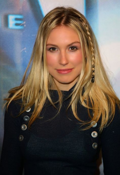 Sarah Carter - Maggie Falling Skies Braid On One Side, Sarah Carter, Hannah Simone, Falling Skies, Monthly Income, Smallville, Girl Next Door, Pretty Face, Net Worth