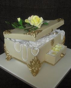 Jewelry Box Cake, Cake Mom, Jewelry Cake, Box Cakes, Gift Box Cakes, Square Wedding Cakes, Sculpted Cakes, Mom Ideas, Special Occasion Cakes