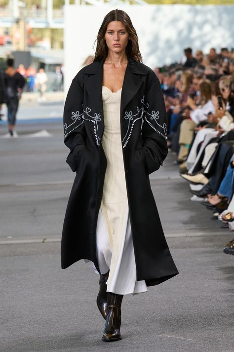 Chloé - Spring 2024 Ready-to-Wear https://www.vogue.com/fashion-shows/spring-2024-ready-to-wear/chloe/slideshow/collection#16 Chloe Fashion, Mermaid Waves, Ss 2024, 2024 Spring Summer, Spring Summer 2024, Fashion 2024, Marchesa, Elie Saab, Spring 2024