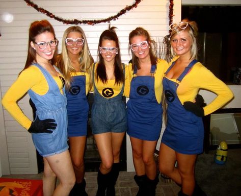 DIY Minion costumes from Despicable Me. Yellow t-shirt, overalls/suspenders, yellow baseball cap/headband, silver glasses, black gloves, black shoes. Minions, Trio Outfits, Diy Minion Costume, Funny Group Halloween Costumes, Group Halloween Costume Ideas, Minion Outfit, Best Diy Halloween Costumes, Twin Costumes, Diy Minions