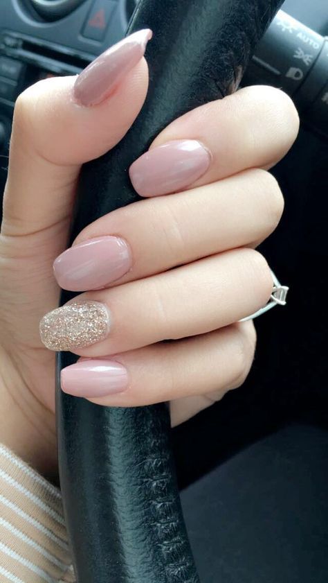 Acrylic nails - nail dipping - nude - gold - glitter Manicure Shellac, Shellac Nail Designs, Wedding Nails Design, Shellac Nails, Nails 2020, Nail Designs Glitter, Acrylic Nail Art, Gel Nail Designs, Prom Nails