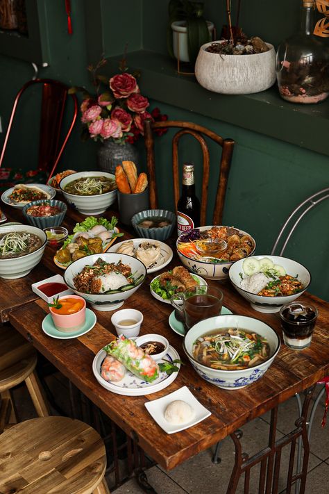 Looking for authentic Vietnamese food in Paris? Right here at Ha Noi 1988 Vietnamese Food Aestathic, Vietnamese Culture Aesthetic, Vietnamese Food Photography, Asian Restaurant Aesthetic, Asian Tablescape, Vietnamese Garden, Vietnamese Interior, Vietnamese Aesthetic, Vietnam Aesthetic