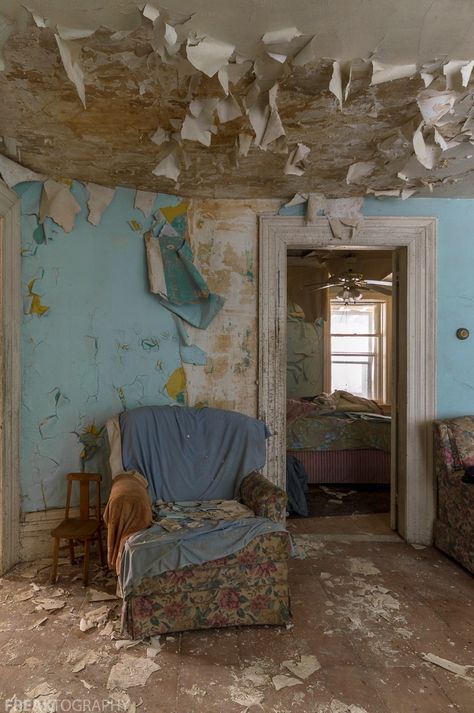 Abandoned Apartment Interior, Abandoned Houses Interior, Abandoned House Aesthetic, Decaying House, Abandoned House Interior, Abandonment Art, Abandoned Dollhouse, Abandoned Apartment, Dusty House