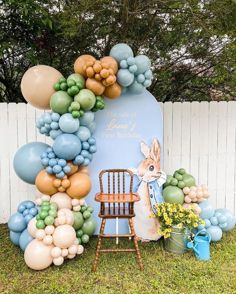 Have you heard the tale of … Peter Rabbit ?🐇 Such a cute theme for this first birthday! #balloondecor #balloonstylist #balloongarland #eventdecor #eventdesign #peterrabbit Peter Rabbit Balloons, Peter Rabbit 1st Birthday, Peter Rabbit Theme Party, Frozen Birthday Decorations, First Birthday Ideas, Confetti Theme, Woodland Creatures Baby Shower, Rodeo Birthday Parties, Tale Of Peter Rabbit