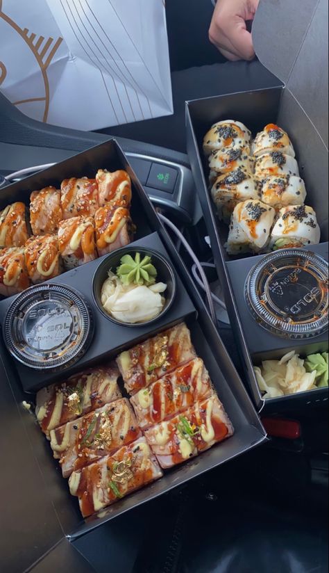 Sushi Takeaway, Japanese Food Packaging, Takeaway Packaging, Yummy Comfort Food, Yummy Lunches, Food Goals, Food Obsession, Cafe Food, Food Delivery