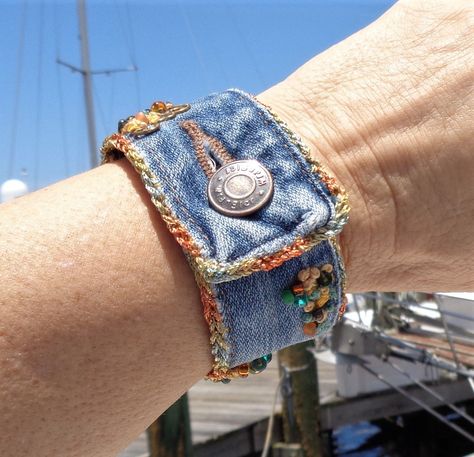 Recycled Denim Jewelry, Denim Jean Crafts, Denim Seams Projects, Denim Crafts Upcycling, Recycled Denim Clothes, Jean Bracelets, Denim Diy Projects, Diy Denim Bracelets, Denim Bracelets