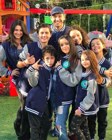 Nicolas Bechtel, Disney Actors, Jenna Ortega And Malachi Barton, Malachi Barton And Ariana Greenblatt, Malachi Barton And Jenna Ortega, Ariana Greenblatt Stuck In The Middle, Ariana Greenblatt And Malachi Barton, Malachi And Ariana, Stuck In The Middle Cast