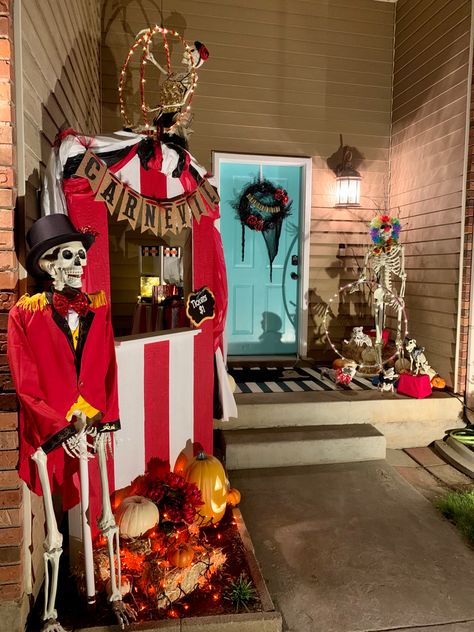 Haunted Carnival Halloween Decorations, Freakshow Halloween Decorations, Halloween Decorations Outdoor Theme, Haunted Carnival Trunk Or Treat, Halloween Skeleton Circus, Spooky Circus Decorations, Creepy Clown Haunted House, Clown Themed Halloween Decor, Circus Themed Halloween Decorations