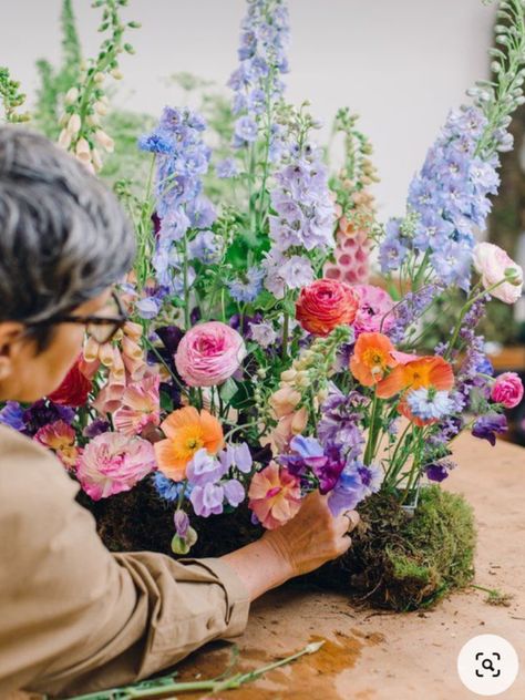 Wildflower Centerpieces, Wildflower Wedding Theme, Bright Wedding Flowers, British Wedding, Aisle Flowers, British Flowers, Flower School, Bright Florals, Meadow Flowers