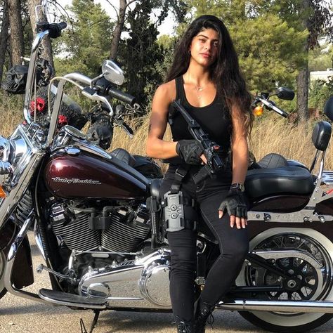 Mujeres Tattoo, Gangster Girl, Female Biker, Military Pictures, Scooter Girl, Tough Girl, Lady Riders, Military Girl, Hot Bikes