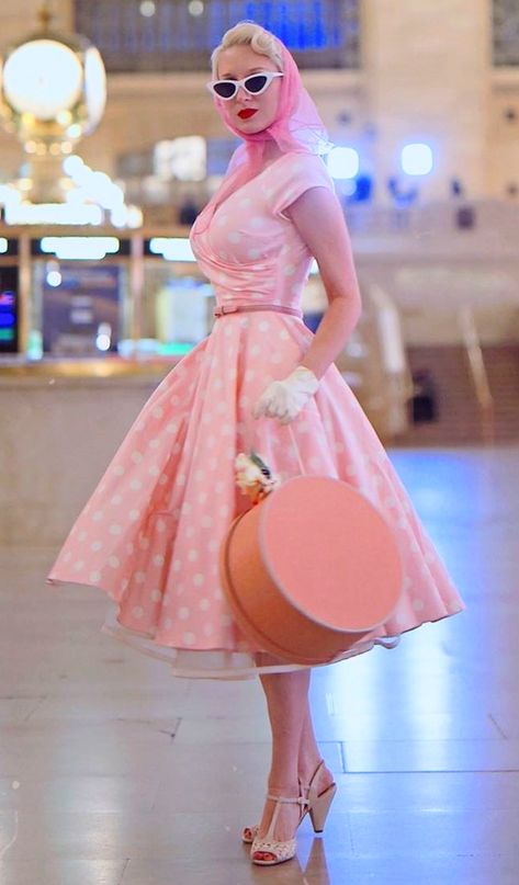 Pinup Dresses 50s, Aesthetic 50s Outfit, Barbie 50s Fashion, 50s Pink Lady Outfit, Vintage Barbie Outfit Ideas, Pink 50s Outfit, Vintage Aesthetic Outfits 50s, Barbie Retro Outfit, 50s And 60s Fashion Outfits