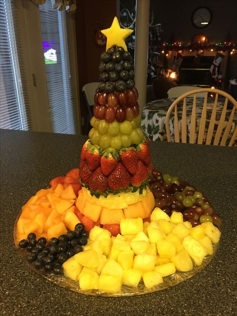 Fruit Salad Decoration Ideas Christmas Trees, Fruit Charcuterie Tree, Fruits Christmas Tree, Fruits Christmas Ideas, Easy Christmas Fruit Ideas, Fruit And Veggie Christmas Tree, Christmas Fruit Decor, Fruit Board Christmas, Xmas Fruit Platter