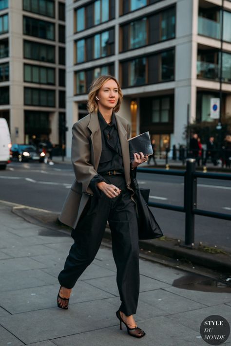 London Fall 2020 Street Style: Lisa Aiken Lisa Aiken, 2020 Street Style, Lawyer Fashion, London Fall, Reportage Photography, Fallen London, Fall Blouse, Everyday Chic