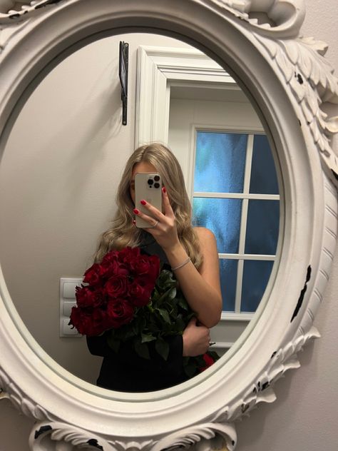 Picture Ideas With Roses, Girl With Roses Aesthetic, Photo With Rose, Red Roses Birthday, Birthday Girl Aesthetic, Girl With Roses, Roses Birthday, Rosé Portrait, Girl With Flowers