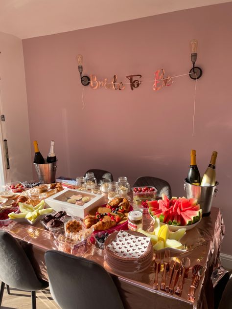 Hen Party Buffet, Brunch Bachelorette Party Food, Hen Do Food Ideas, Bachelorette Breakfast Ideas Mornings, Bride To Be Brunch Ideas, Hen Party Breakfast Ideas, Bride To Be Breakfast, Hen Do Breakfast Ideas, Hen Party Table Setting