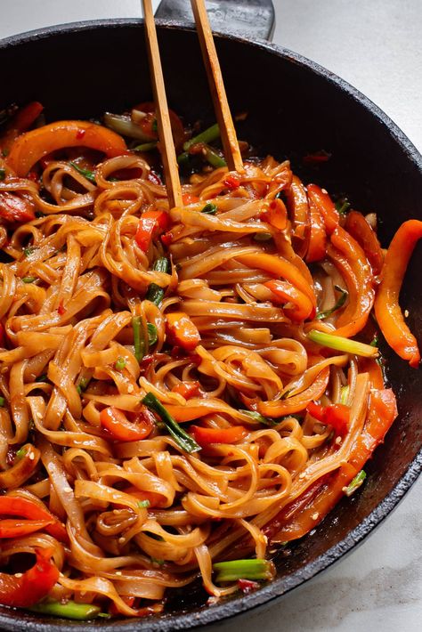 Stir Fry Roman Noodles, Easy Rice Noodle Stir Fry, Stir Fry With Noodles Recipe, Thai Fried Noodles, Thai Rice Noodle Recipes Easy, Stir Fry Rice Noodles Recipe Easy, Wok Stir Fry Recipes, Dragon Noodles Recipes, Stir Fry Rice Noodles Recipe